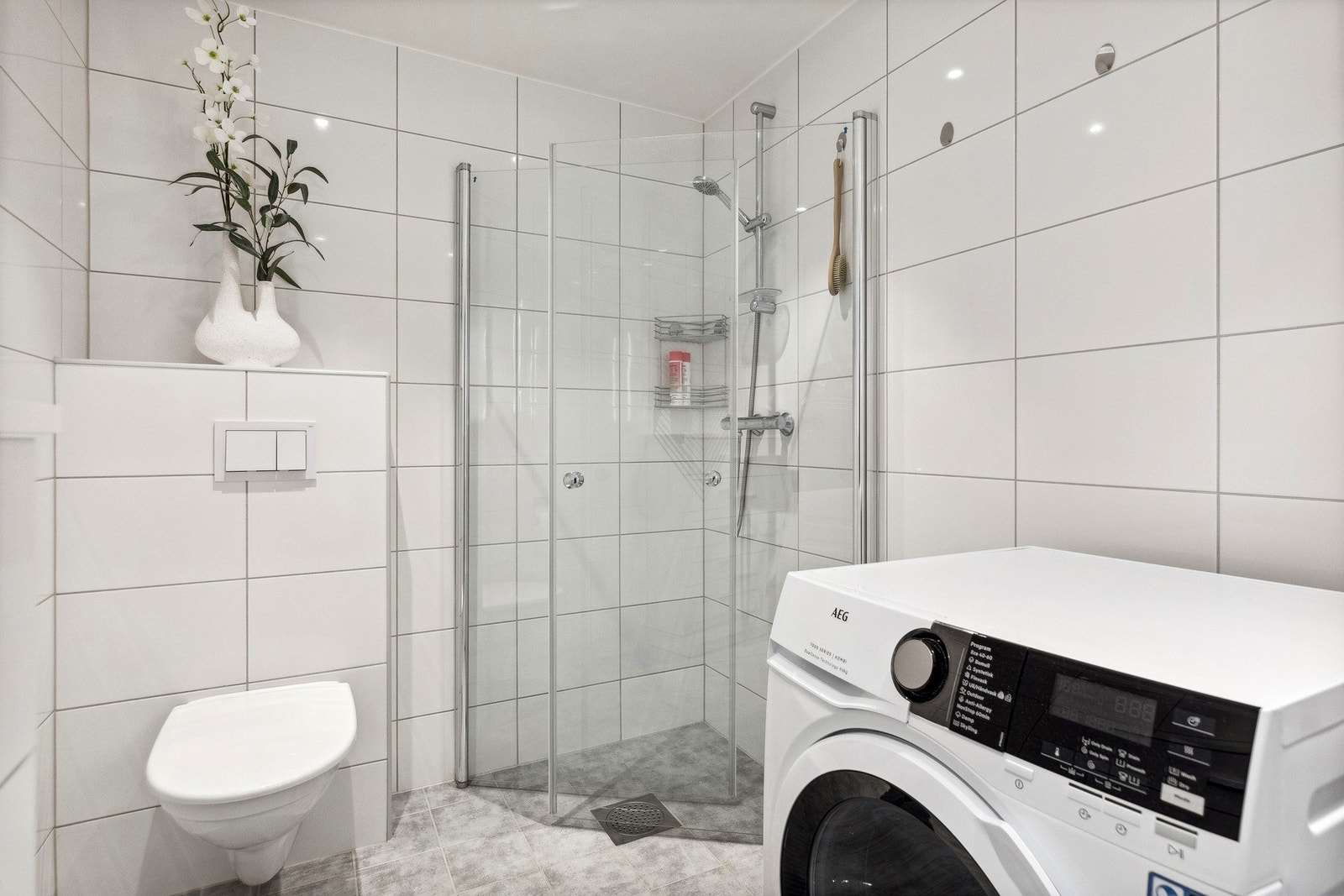 Badet har god størrelse, downlights og opplegg for vaskemaskin. Galleribilde
