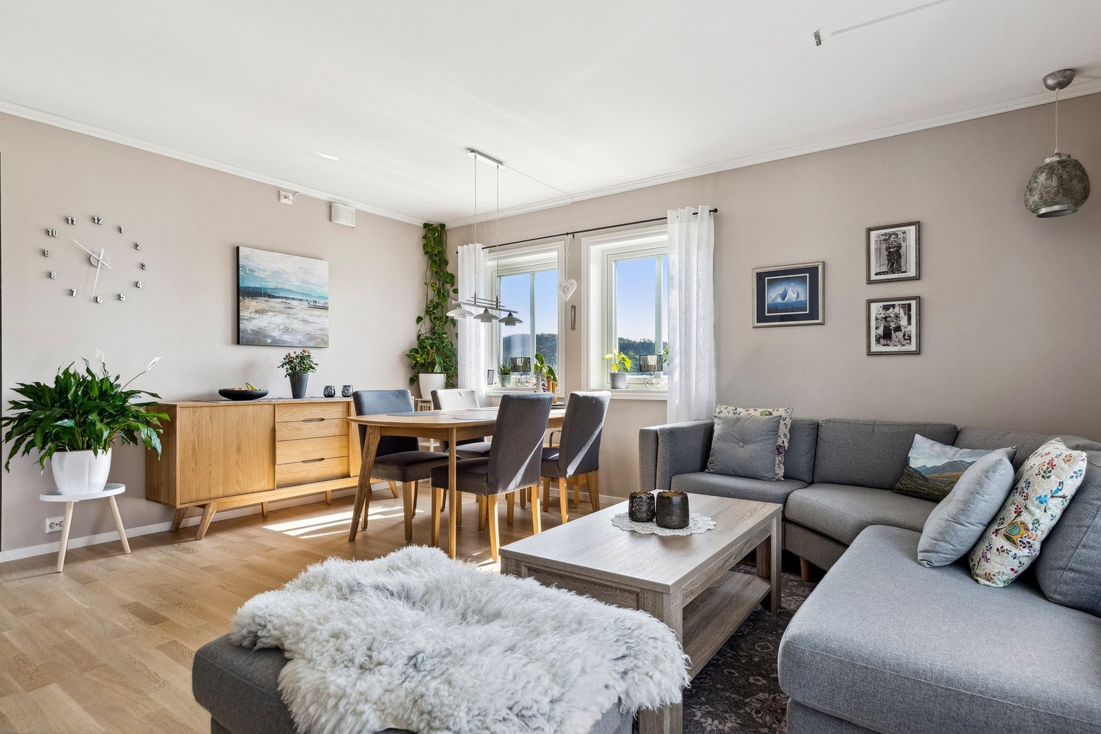 Stuen har åpen løsning til kjøkkenet. Galleribilde
