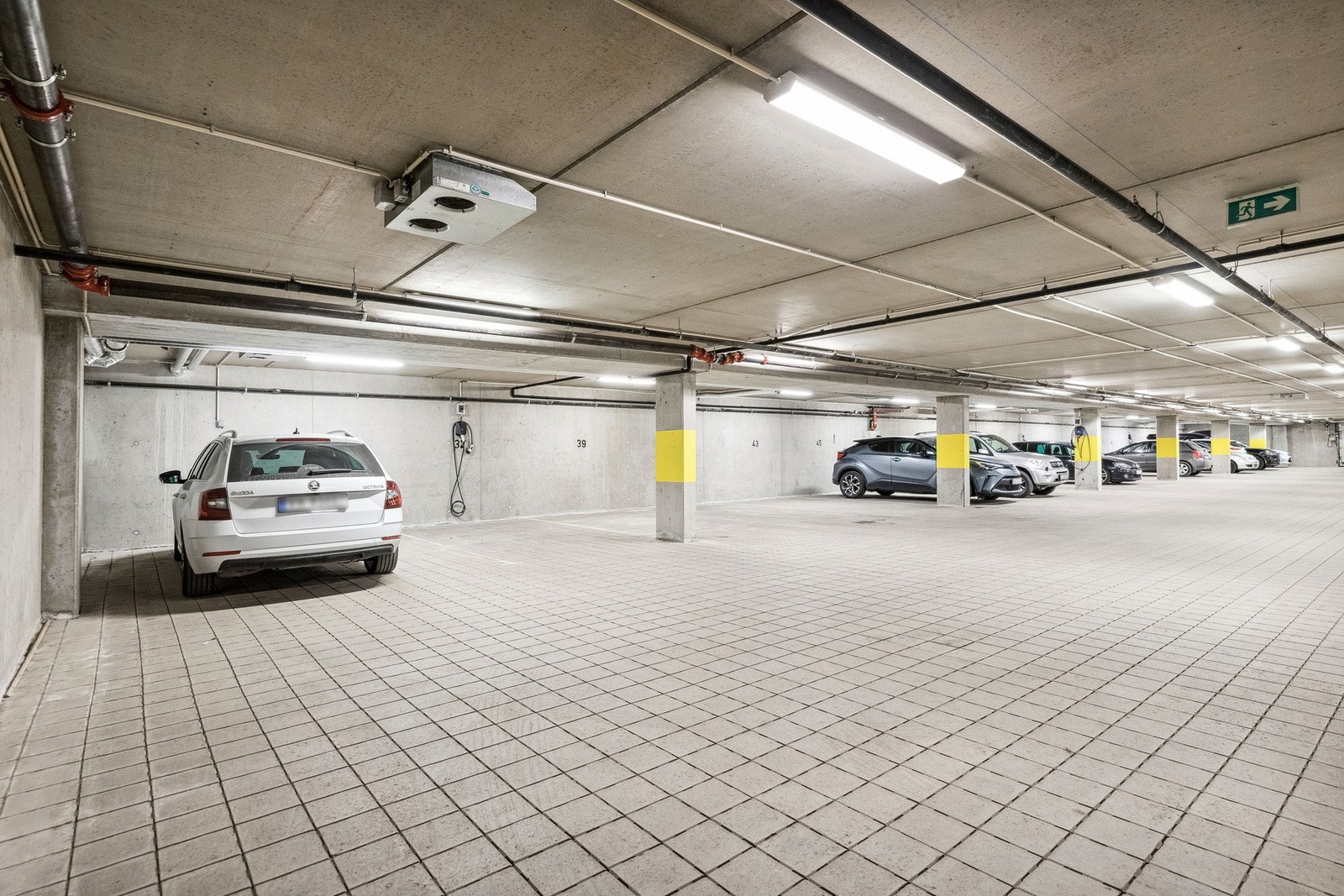 Boligen disponerer romslig parkeringsplass i oppvarmet P-kjeller. Galleribilde