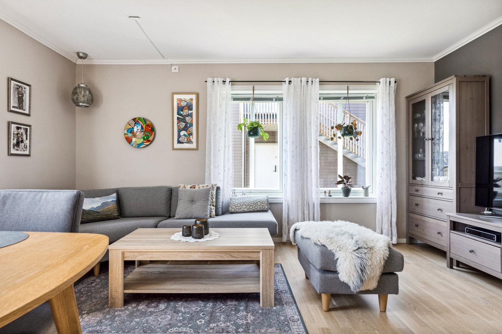 Hyggelig stue og spiseplass til venner og familie. Galleribilde