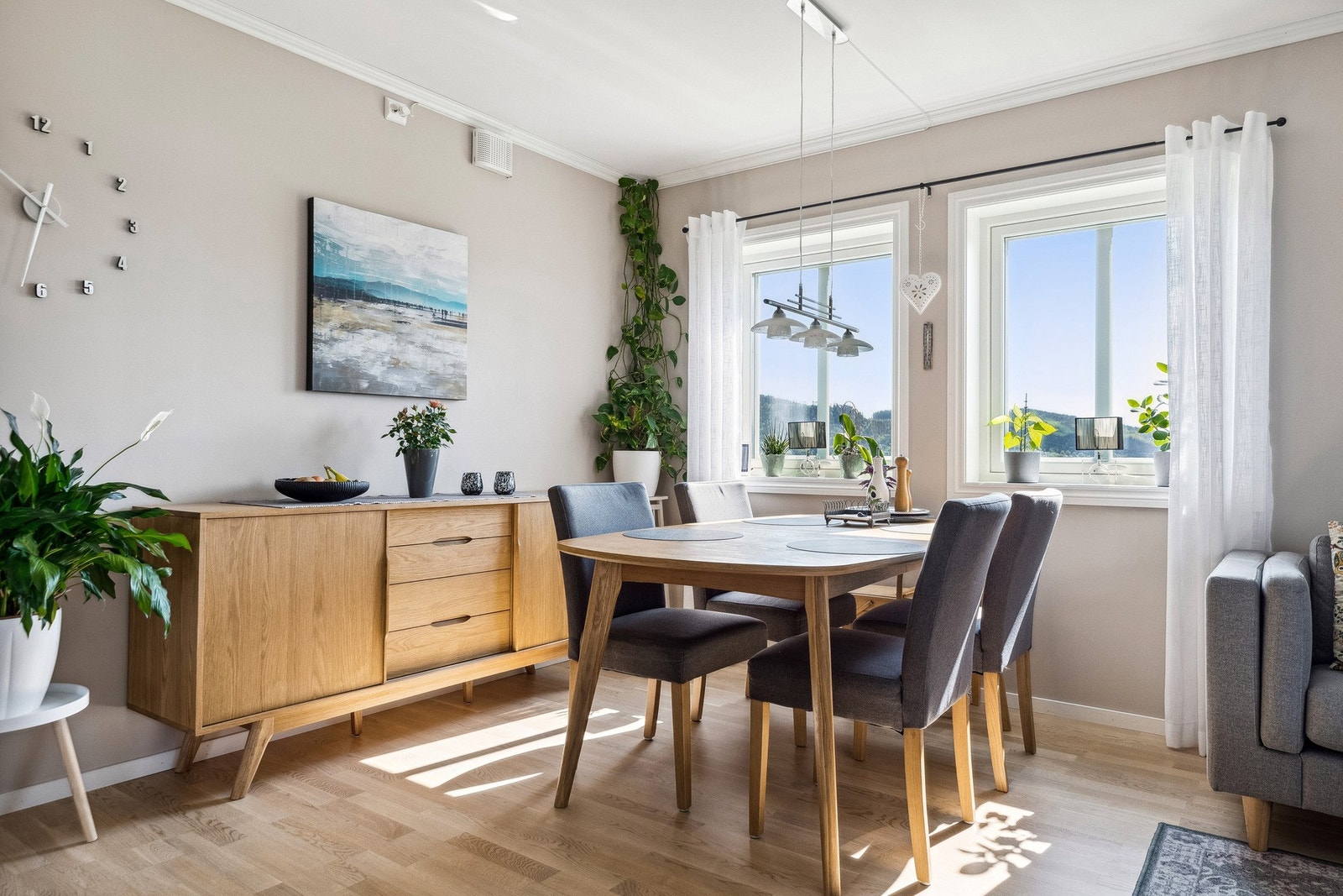 Store vindusflater fyller leiligheten med lys. Galleribilde