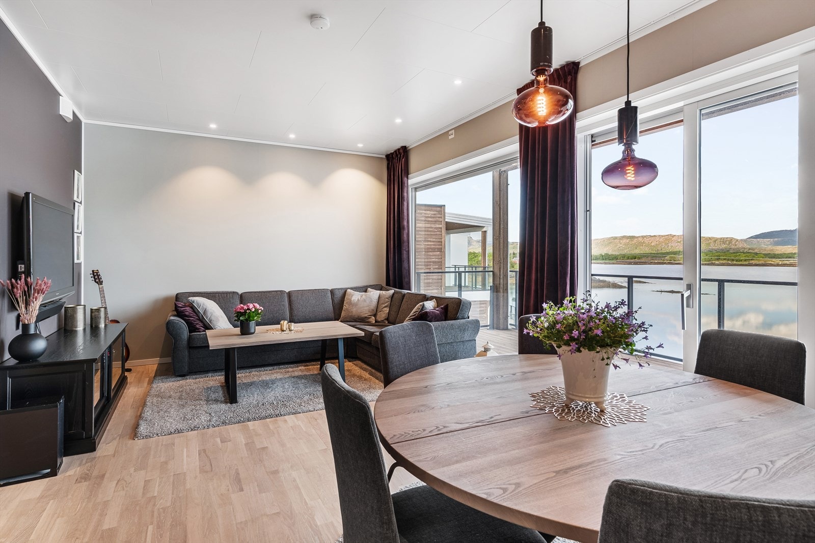 Velegnet plass til spiseseksjon mellom stue og kjøkken. Galleribilde