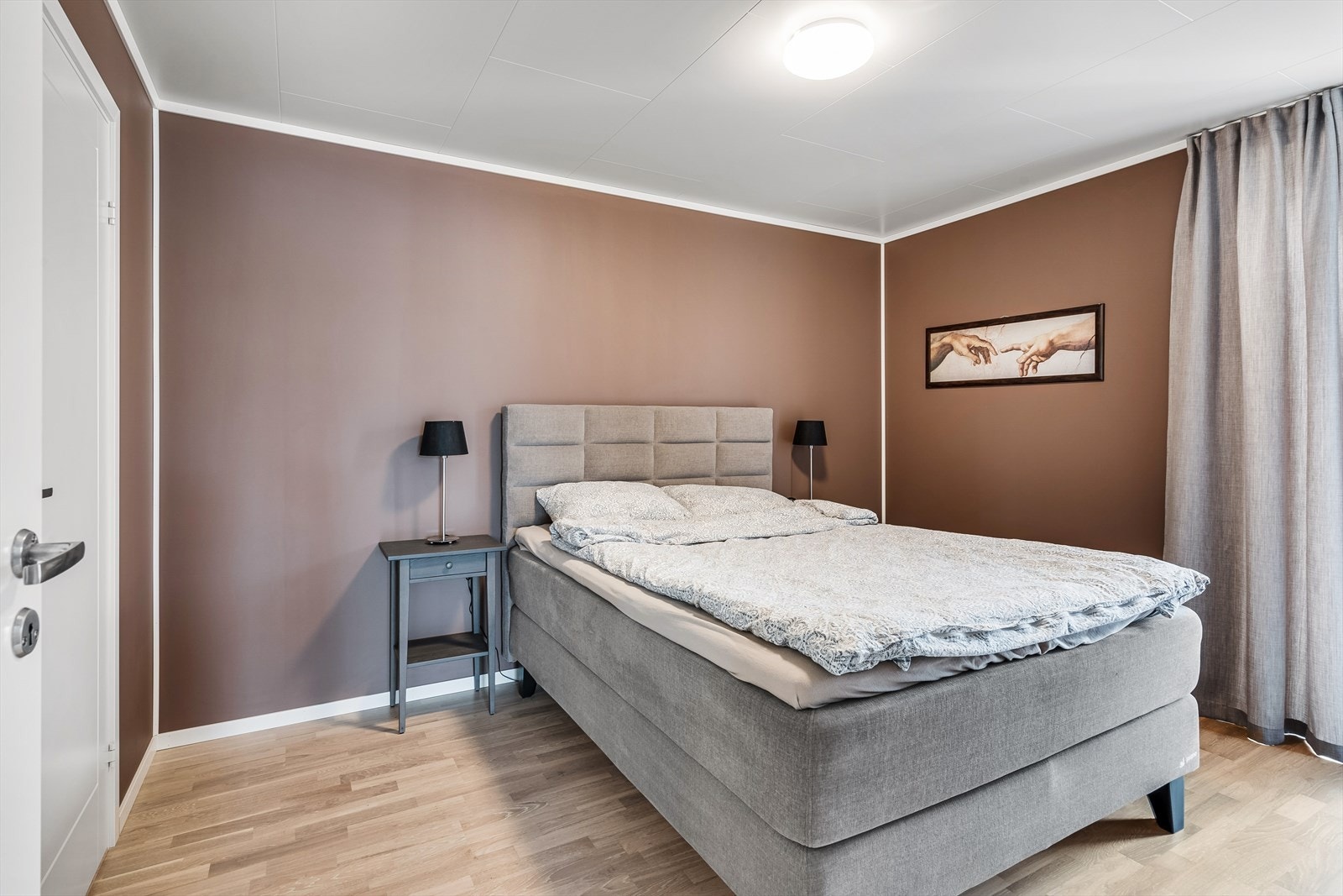 Leiligheten har to soverom, hvorav dette er hovedsoverommet. Galleribilde