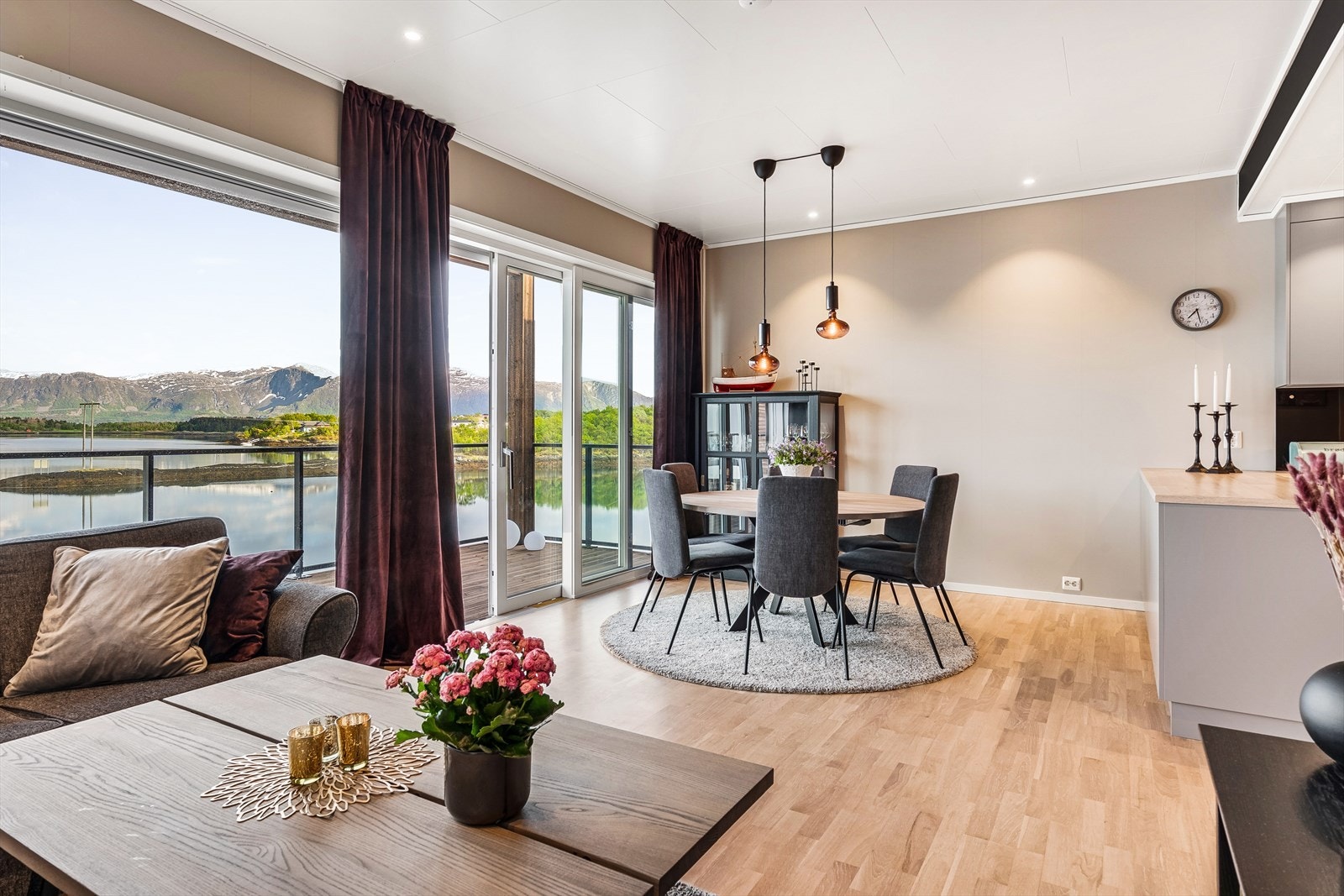 Fra stuen er det utgang til østvendt veranda med glassrekkverk. Galleribilde