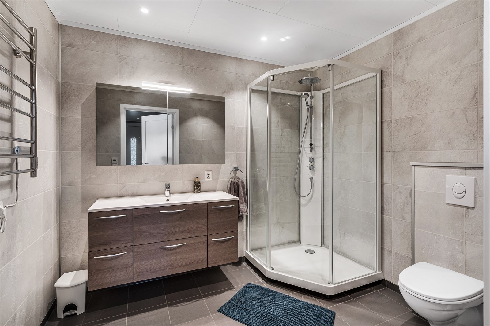 Moderne bad med et stort dusjkabinett. Galleribilde