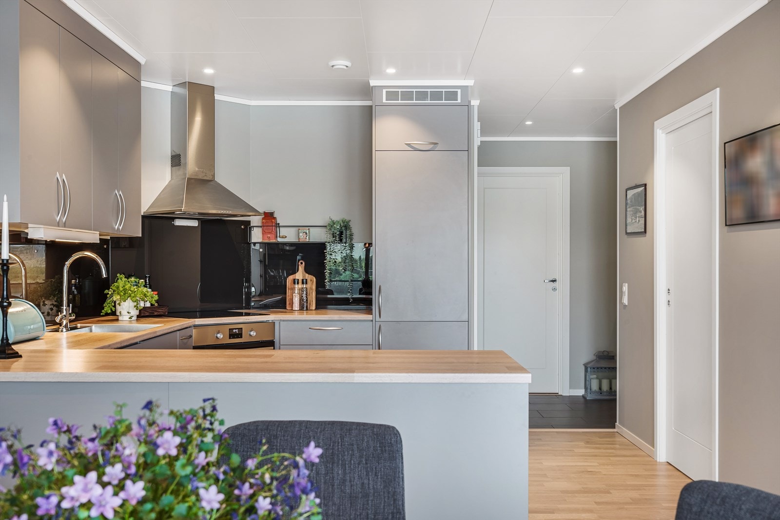 Videre inn i leiligheten kommer du til åpen kjøkken og stue løsning. Galleribilde