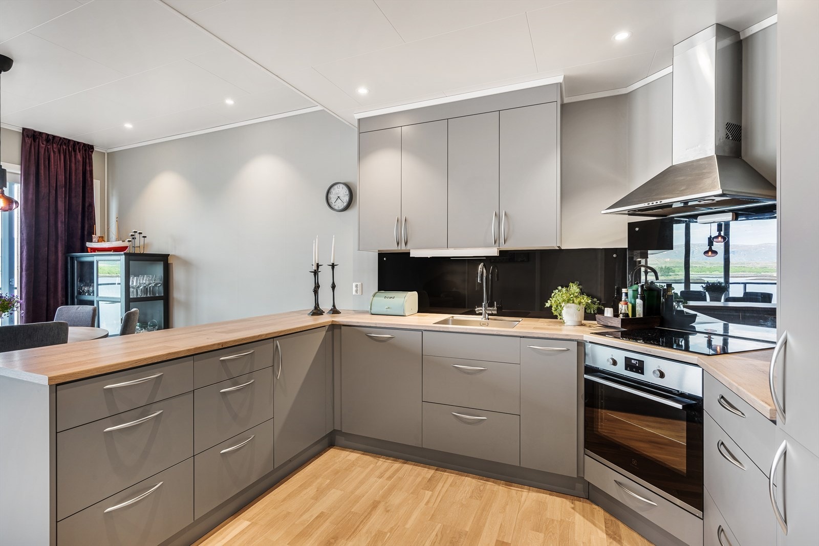 Kjøkkenet har innredning med glatte fronter og benkeplaten er av laminat. Galleribilde