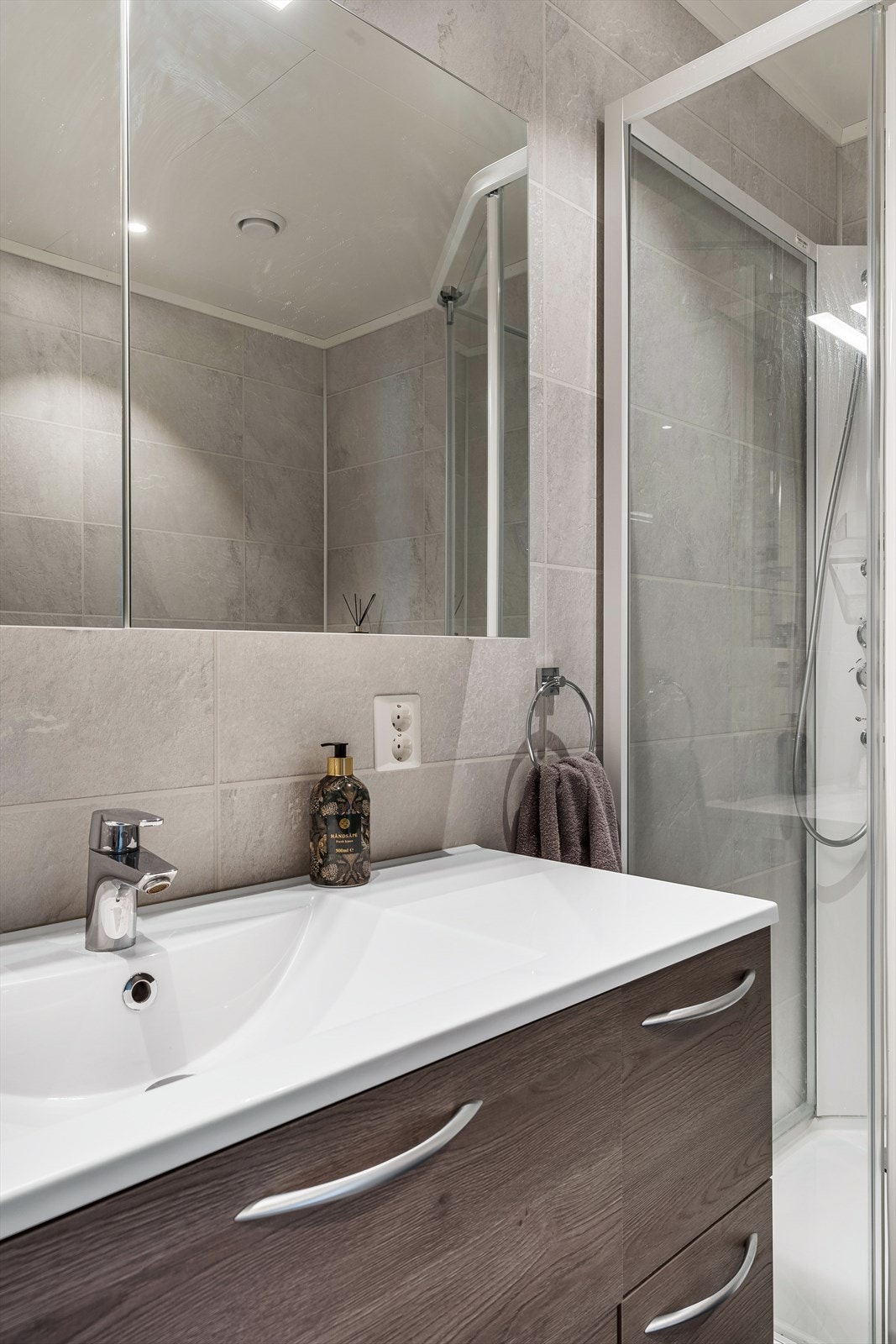 Rommet har vannbåren gulvvarme og gulvet er flislagt. Galleribilde