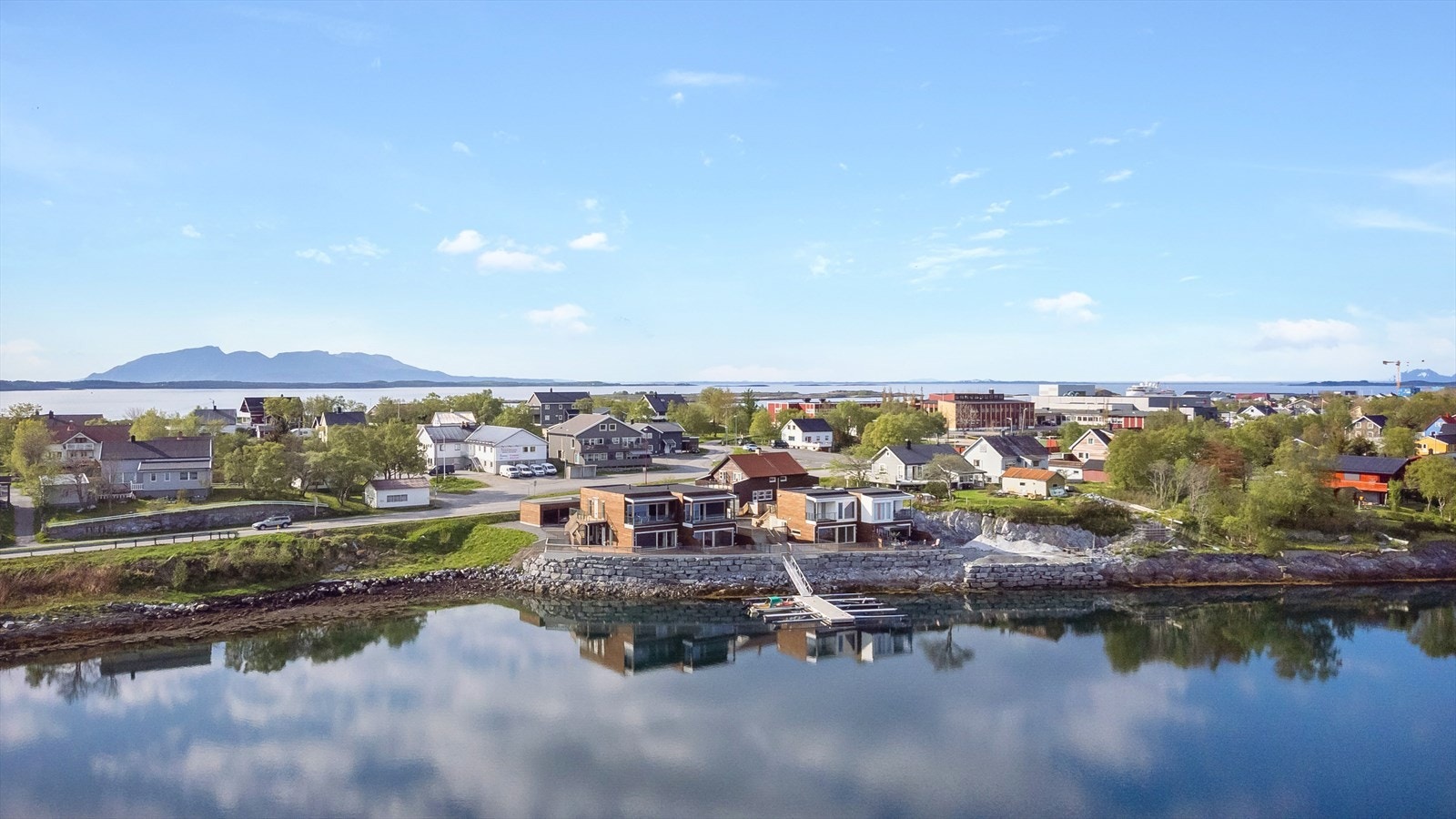 En unik mulighet med egen båtplass nedfor eiendommen mot øst. Galleribilde