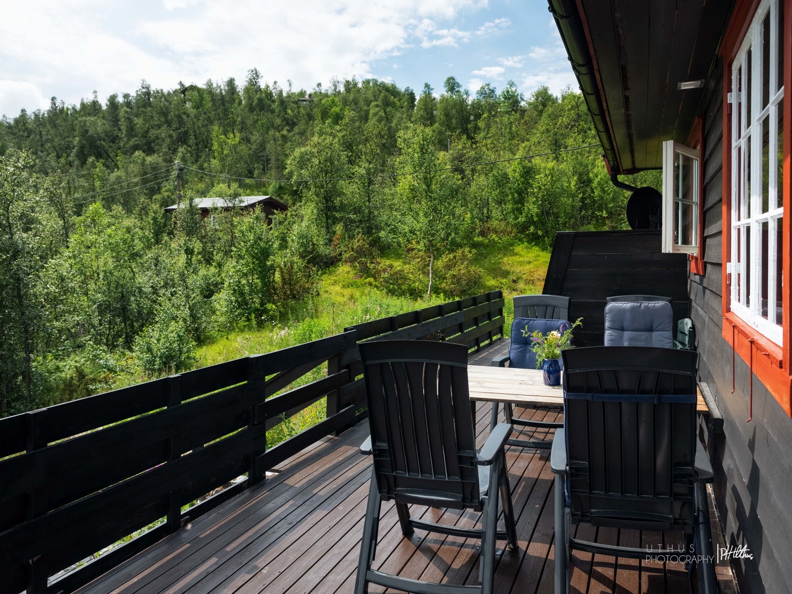 Det er terrasse rundt store deler av hytten Galleribilde