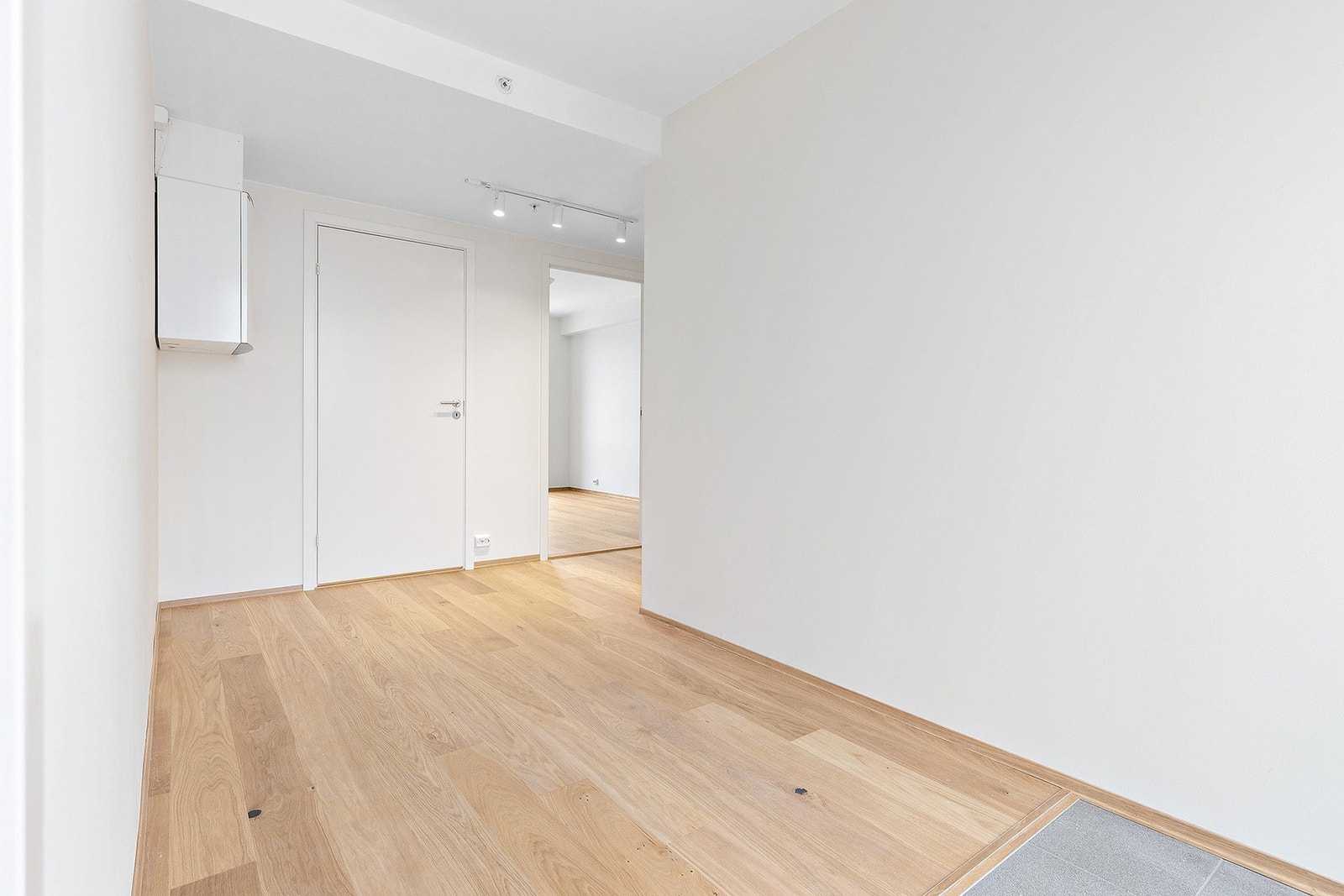 Første del av entre er flislagt og har gulvvarme. Galleribilde