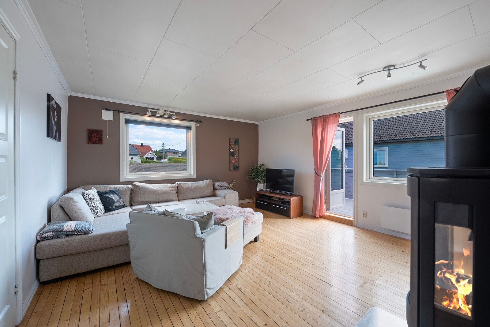 En stor stue der du får utgang til balkongen og godt med lysinnslipp Galleribilde