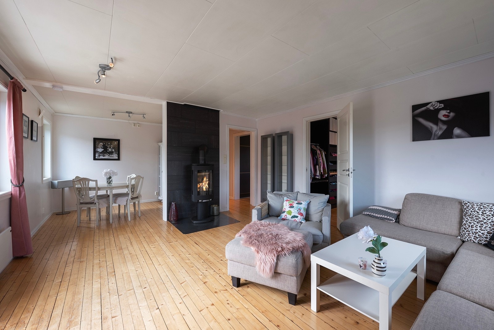 Innerst i stuen er spisestuen som gir mulighet til et soverom nr 3 Galleribilde