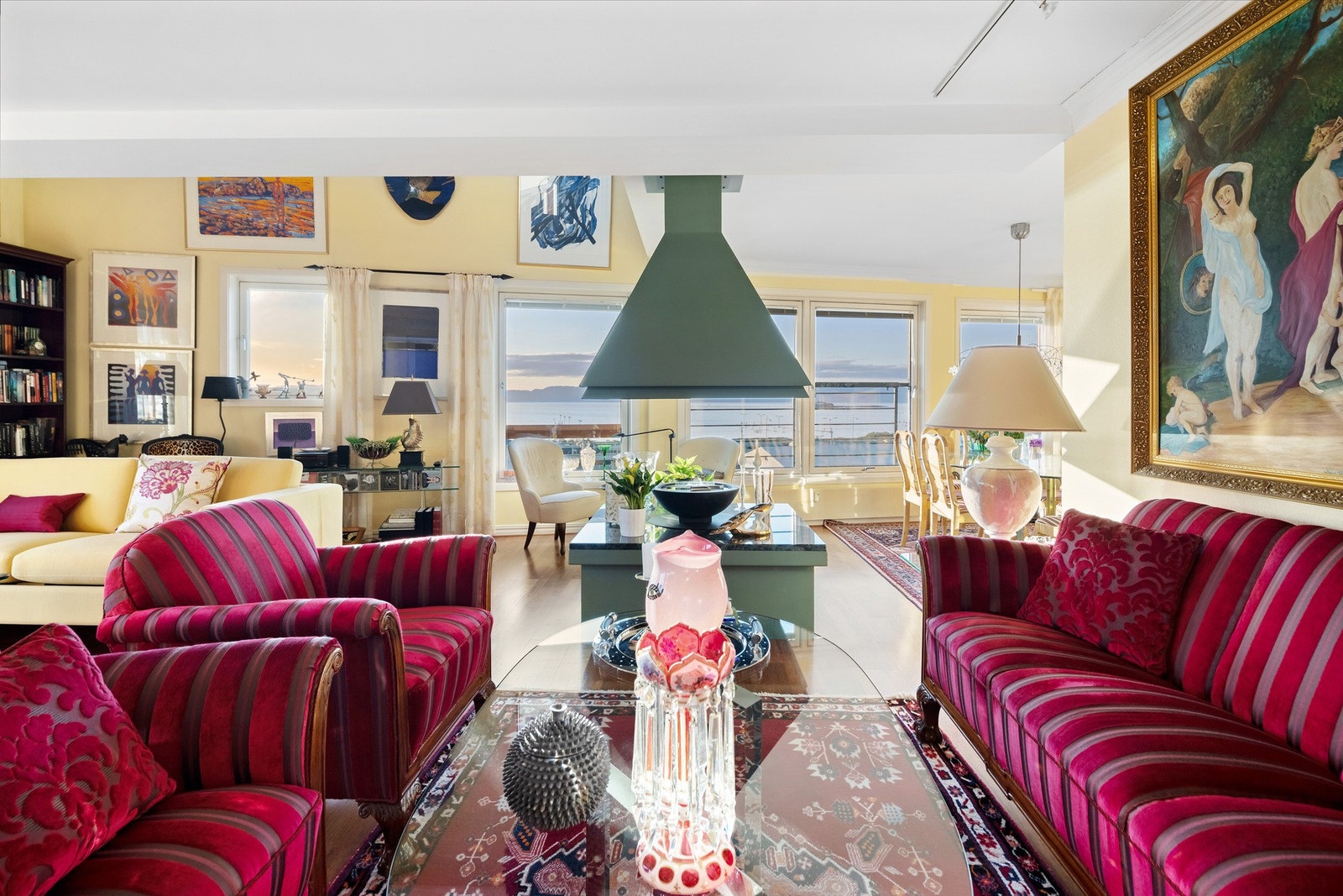 Stuens flotte størrelse gir mulighet for møblering i flere gode soner. Galleribilde