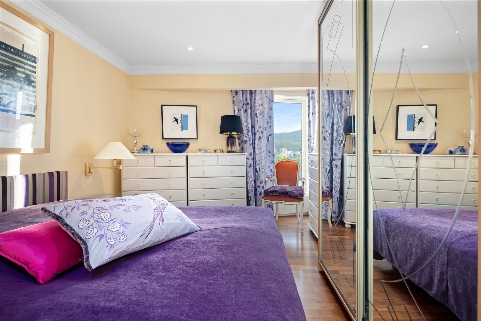 Leiligheten har to romslige soverom med gode garderobeløsninger. Galleribilde