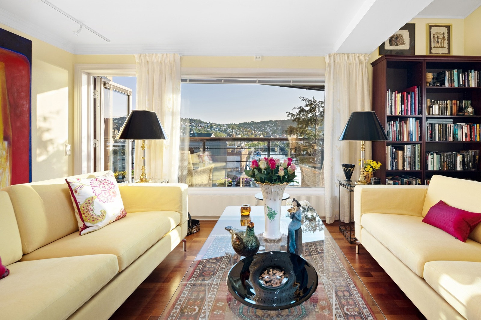 Fra stuen er det utgang til en solrik balkong med utsikt til kanalen. Galleribilde