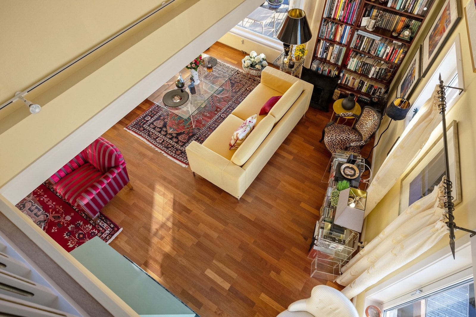 På to sider av loftstuen er det rekkverk mot åpning ned til stuen i etasjen under. Galleribilde