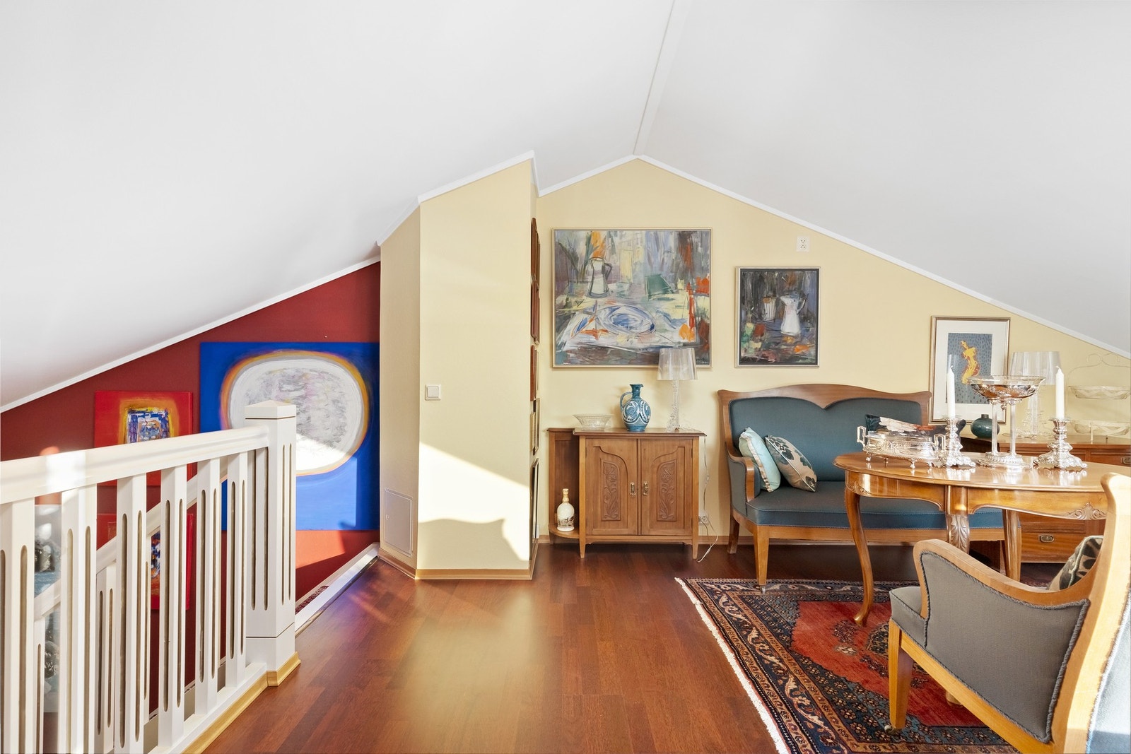 På øverste plan ligger en tiltalende loftstue. Denne er av god størrelse, med et gulvareal på hele 59 kvm. Galleribilde