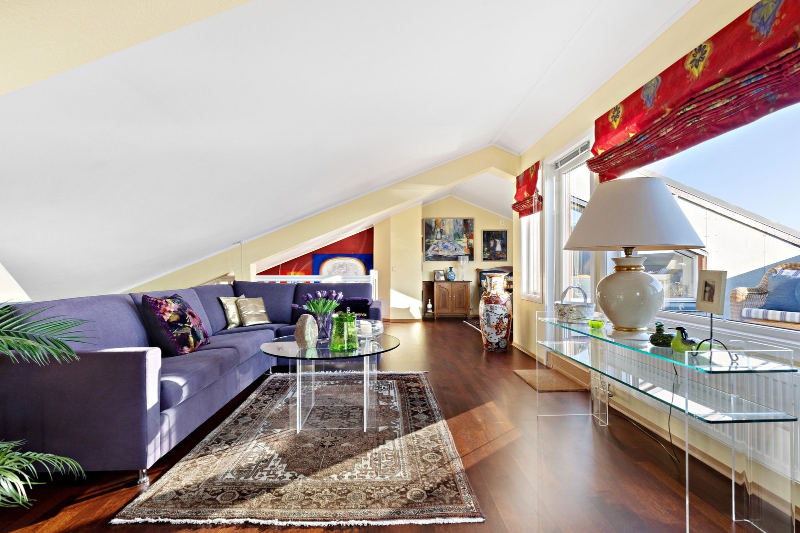 Loftstuen er et herlig rom med skråhimling og lysegule vegger. Galleribilde