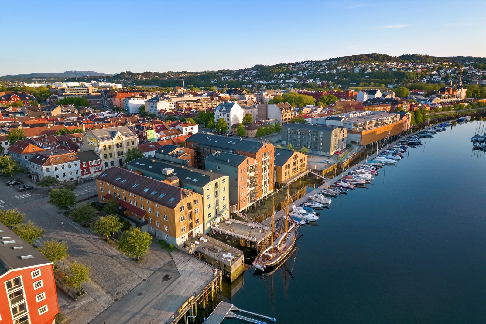 Et hjem å å bli glad med utgangspunkt til gode turer langs elvepromenaden på Kalvskinnet, fjordpromenaden langs Trondheimsfjorden og kort vei til Bymarka. Galleribilde