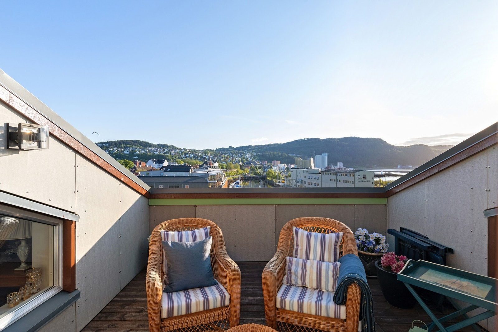 Helt privat takterrasse av god størrelse. Oppgradert i 2017 med nytt tettesjikt av asfaltpapp, nye overflater og ny terrassedør. Galleribilde