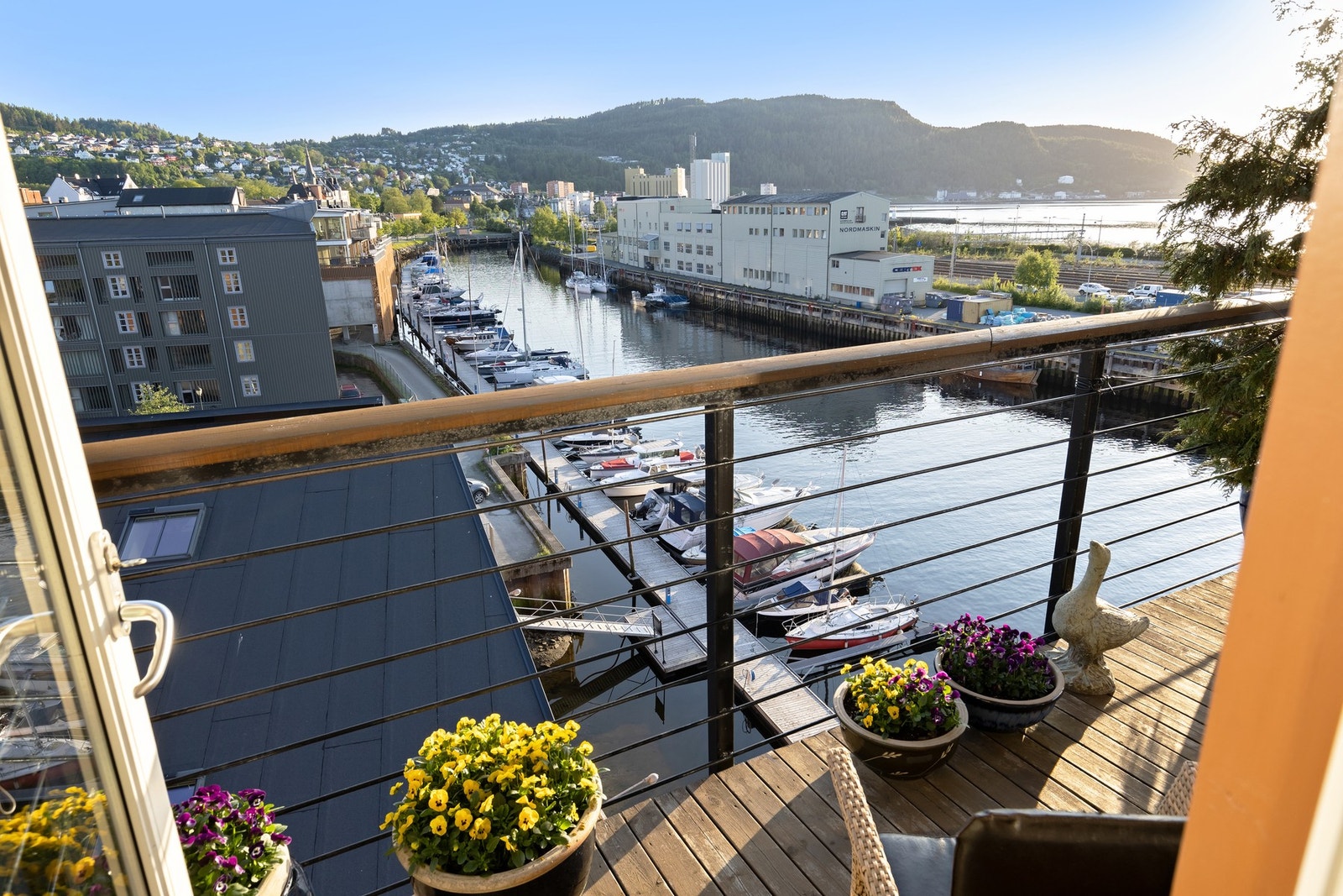 Fra de solrike, private uteplassene nyter du sola fra ca. klokken 10.00 til solnedgang. Galleribilde