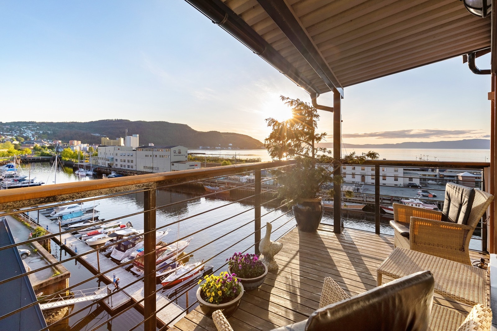 Leiligheten er perfekt for deg som er ute etter en særegen og spesiell leilighet med unik bryggeplassering. Galleribilde