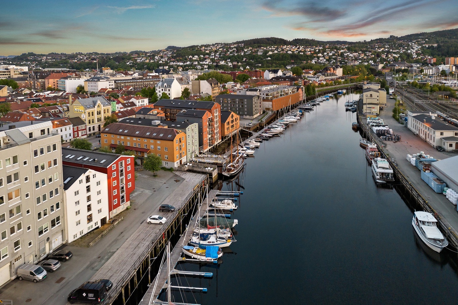 Det er to atrier med sitteplasser tilknyttet sameiet, den ene med nedgang til kanalen. Galleribilde