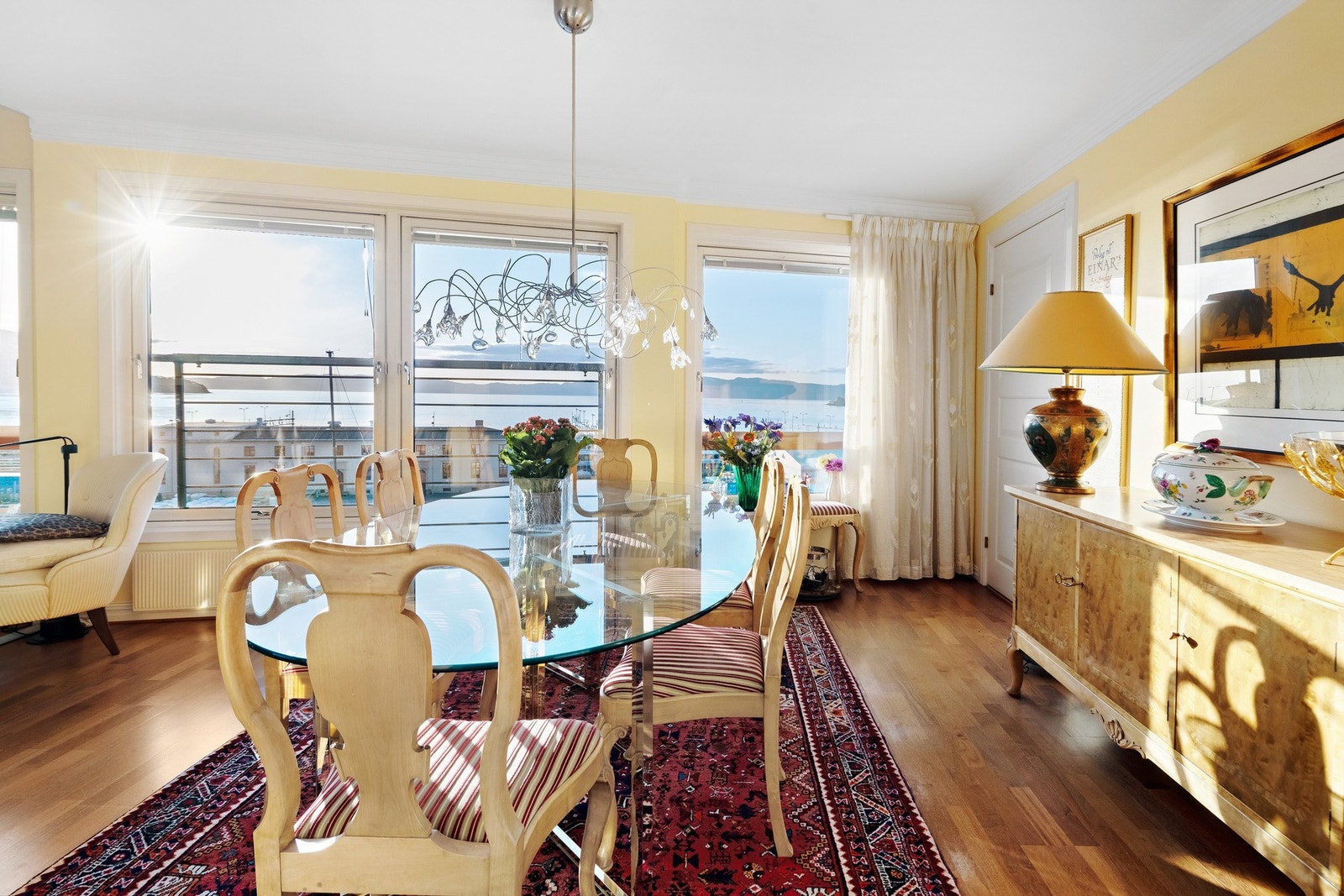 Fra spiseplassen kan du nyte en fantastisk, vidstrakt utsikt til måltidet. Galleribilde