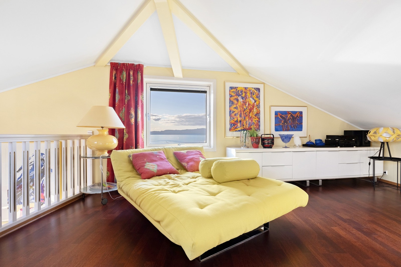 Loftstuen har nyere parkettgulv i en varmbrun fargetone. Galleribilde