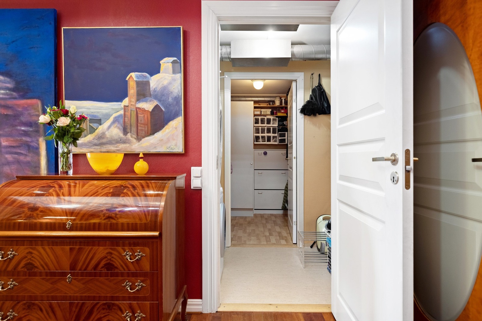 Fra entreen er det adkomst til vaskerom med videre inngang til et praktisk garderoberom. Det er også verdt å merke seg at det følger egen bod i tørr kjeller. Galleribilde