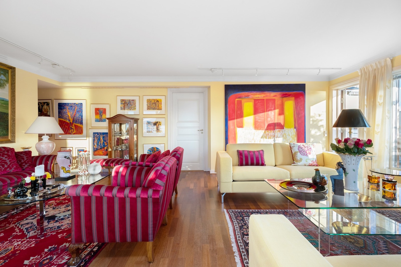 Leiligheten ligger i femte og sjette etasje med inngang på femte plan og heisadkomst opp til inngangspartiet. Galleribilde