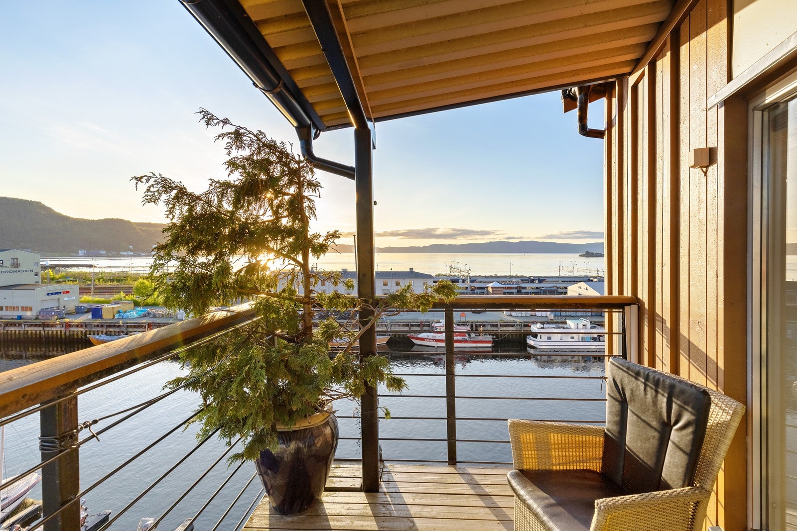 Herfra ser du både Fosenalpene, Munkholmen, Trondheimsfjorden, samt en aktiv kanal og Byåsen. Galleribilde