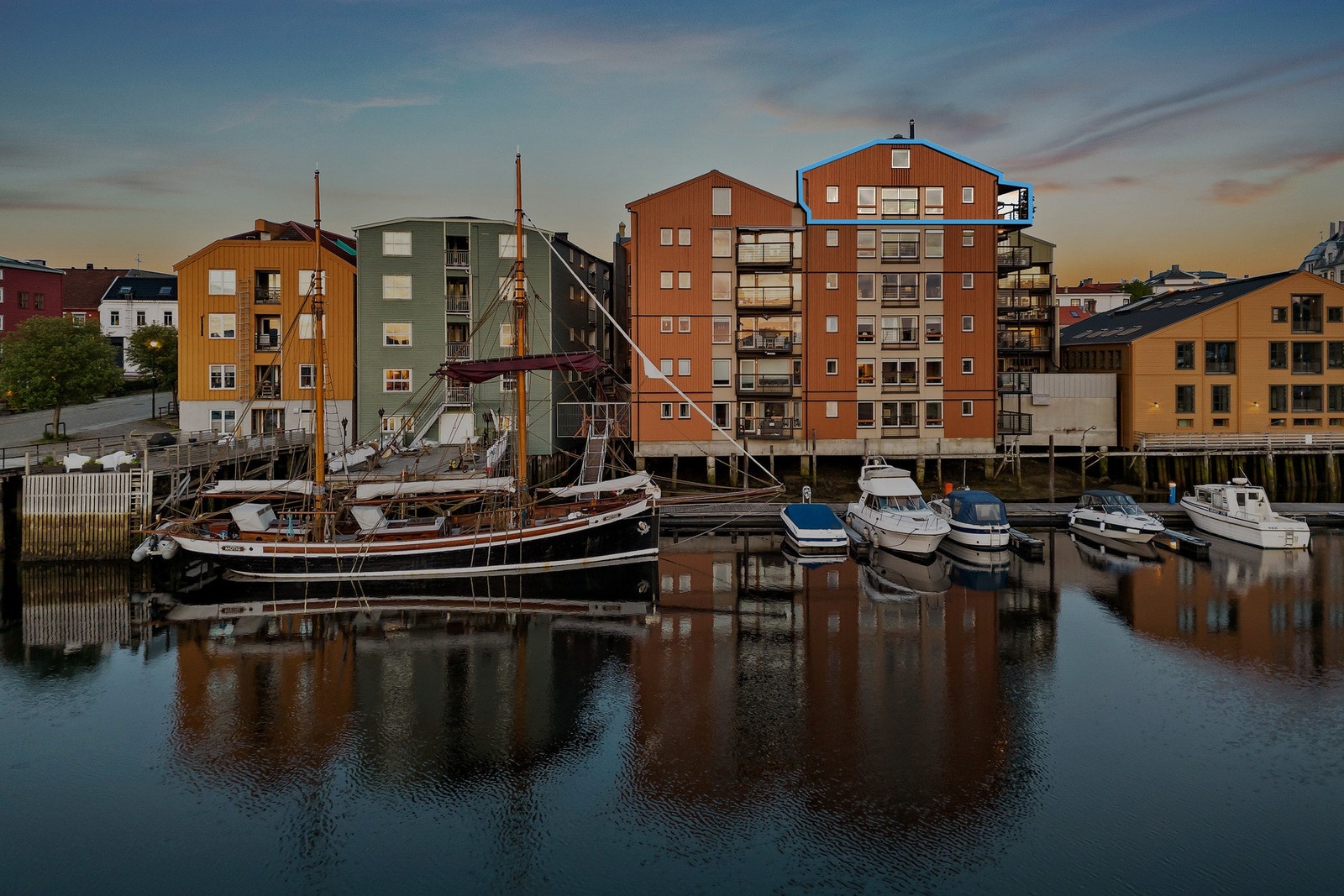 Her bor du "midt i byen" med alle storbyens fasiliteter innen gangavstand. Fredelig plassering mellom kanalen og enveiskjørt miljøgate. Galleribilde