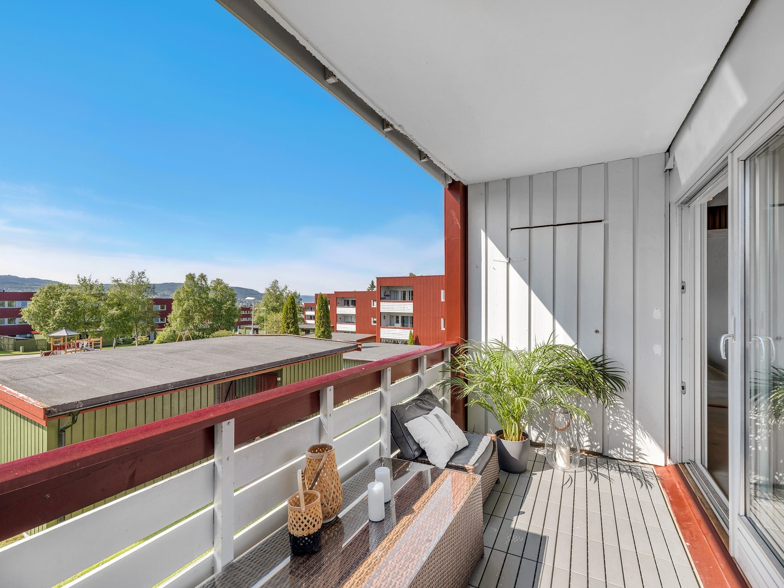 Sørvendt balkong med takoverbygg på 7m². Fin utsikt fra balkongen. Galleribilde