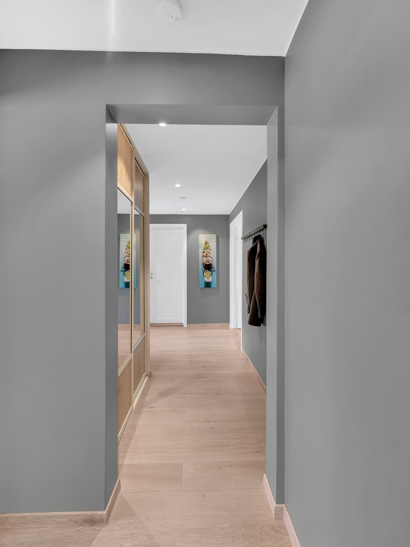 Entréen er utstyrt med skyvedørsgarderobe som gir økt lagringsmuligheter. Galleribilde