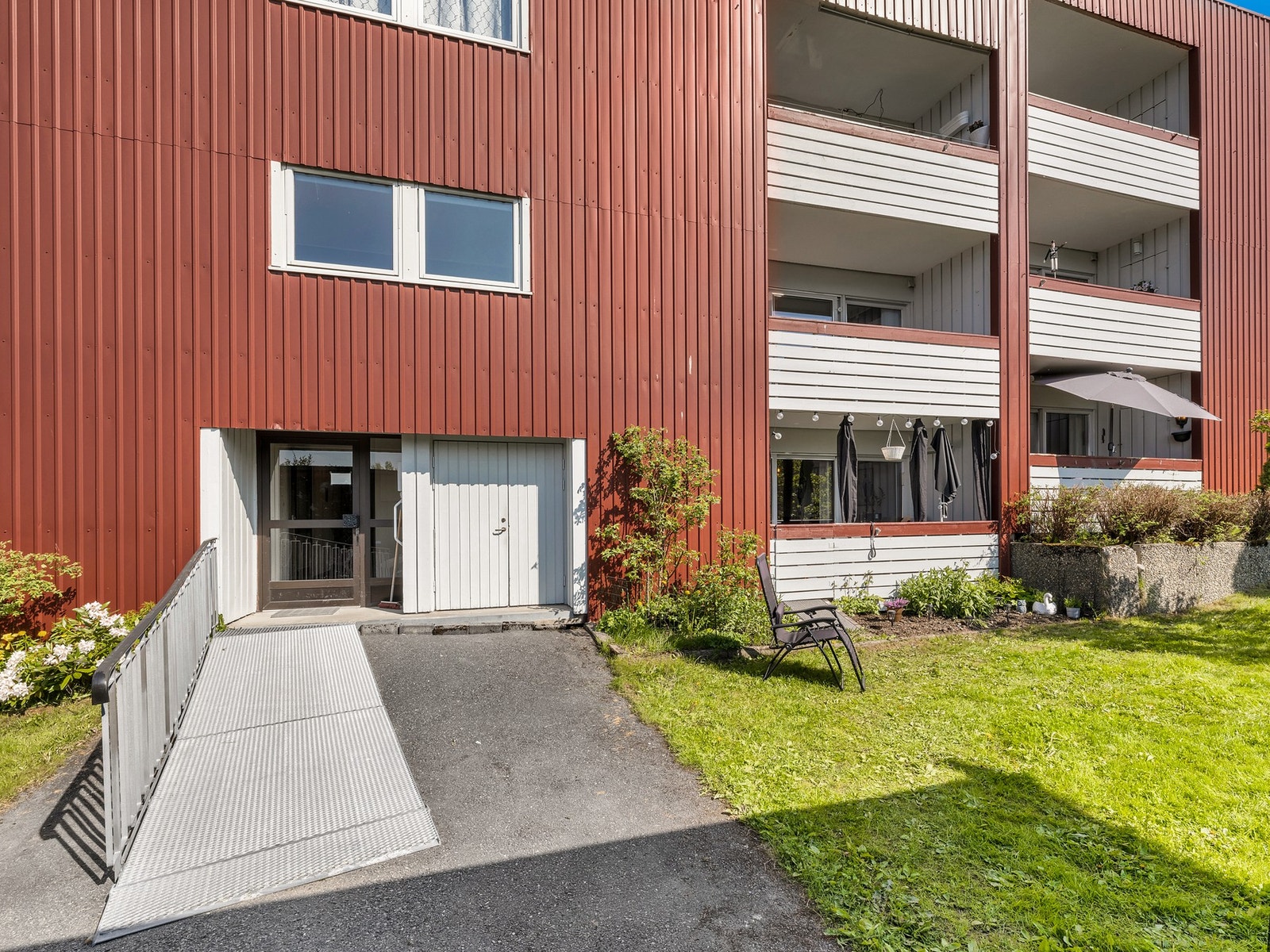 Leiligheten disponerer 1 bod i gang, 1 bod i tilknytning til balkong og 1 sportsbod i 1. etasjen, samt parkeringsplass i felles garasjeanlegg. Galleribilde