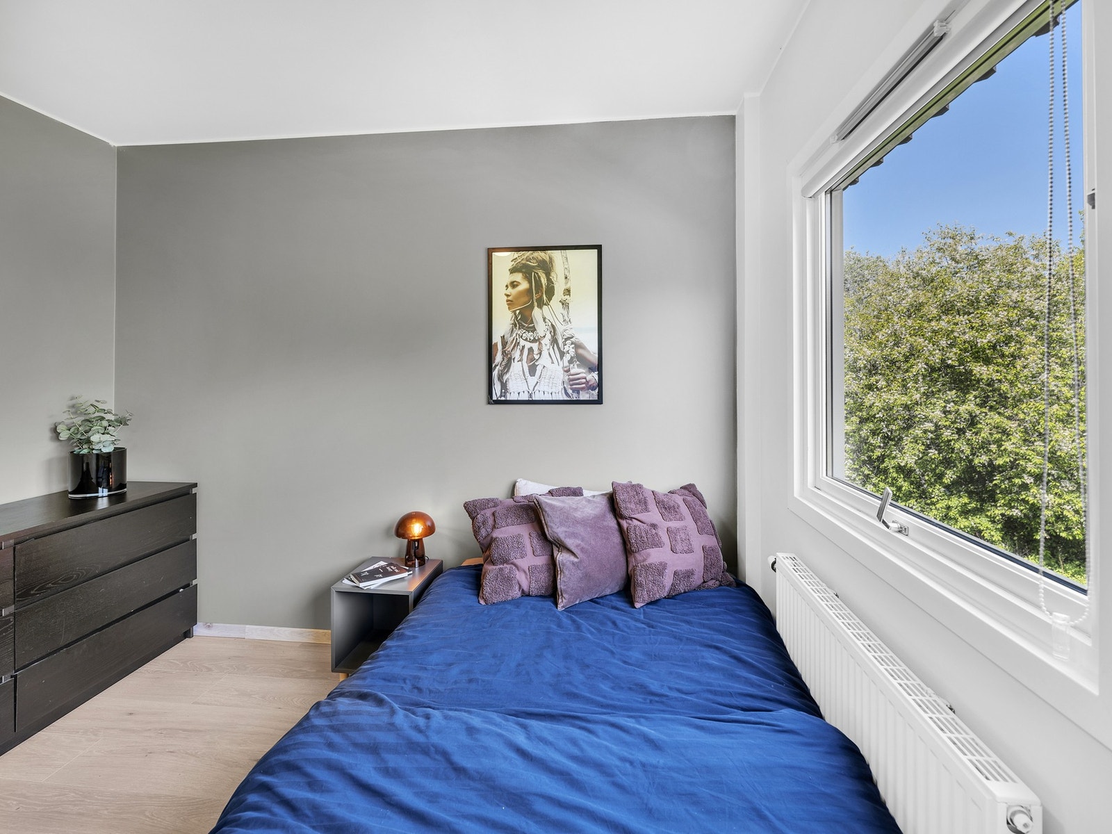 Alle rommene nyter store vindusflater som bidrar til naturlig belysning. Galleribilde