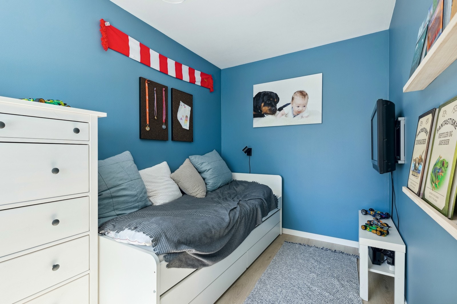 Soverom med plass til dobbeltseng og garderobeskap Galleribilde