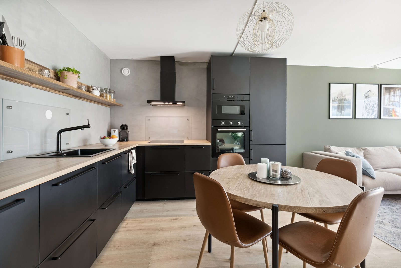 Moderne kjøkken fra 2019. Godt med skap- og benkeplass. Galleribilde