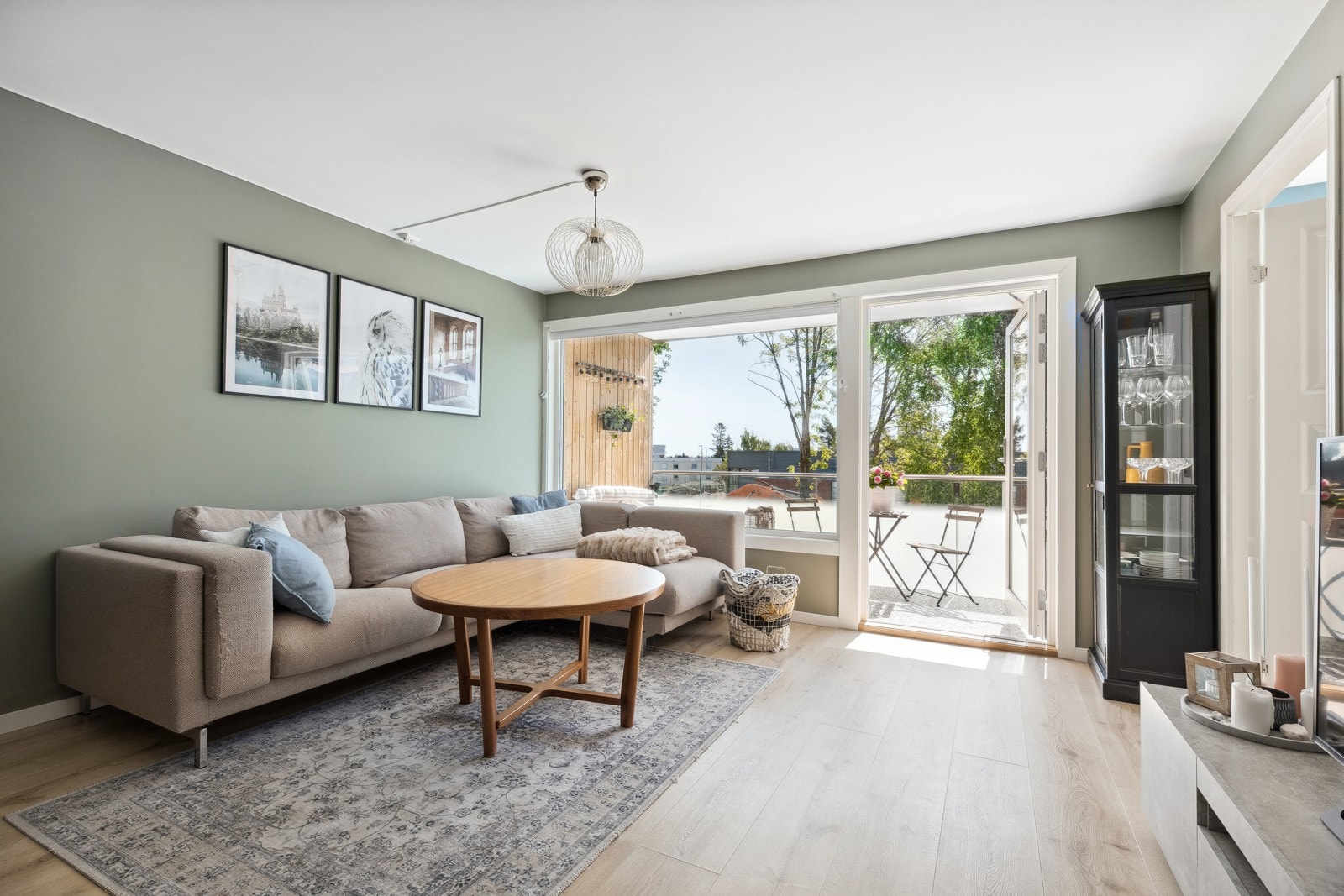 Lys stue med adkomst til balkong Galleribilde