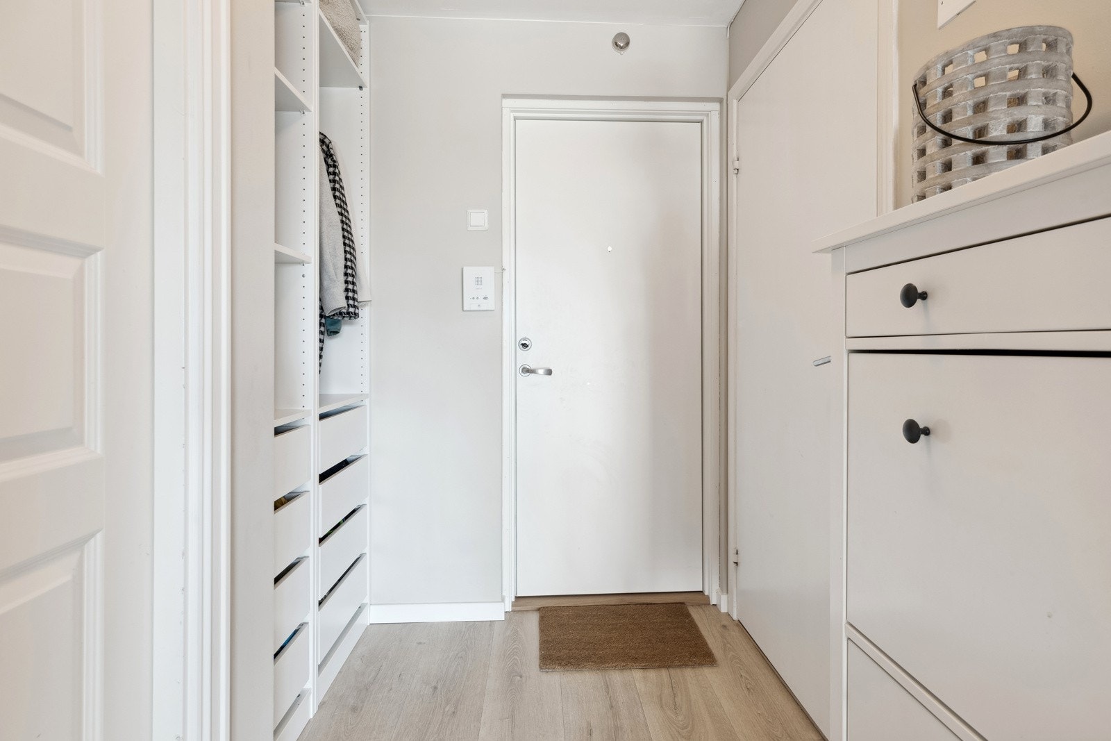 Entré med plass til yttertøy Galleribilde