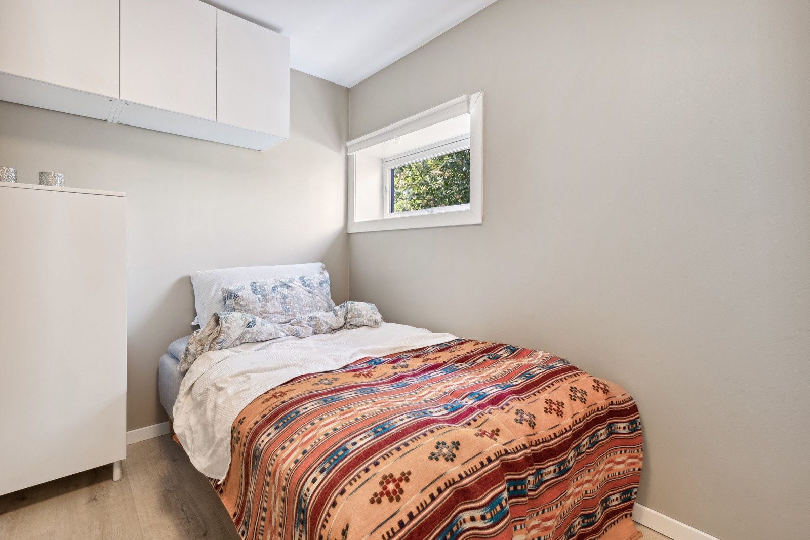 Sovealkove vindu, dør, overskap og plass til dobbeltseng Galleribilde