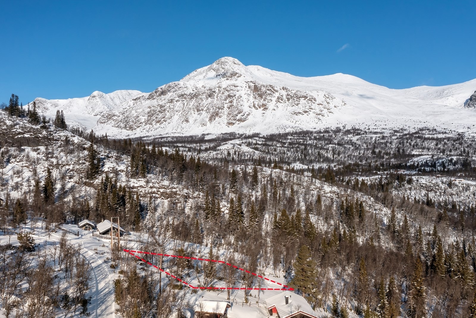 Tomten ligger privat i endevei med få fritidseiendommer i nærområdet. Området er preget av gode friarealer mellom tomtene som gjør hver eiendom privat og tilbaketrukket! Galleribilde