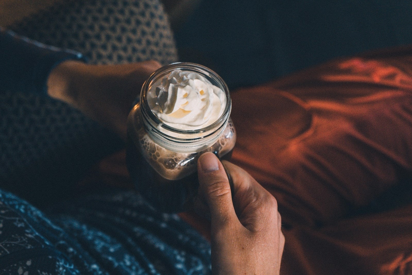 Eller en kopp med varm glede. Galleribilde