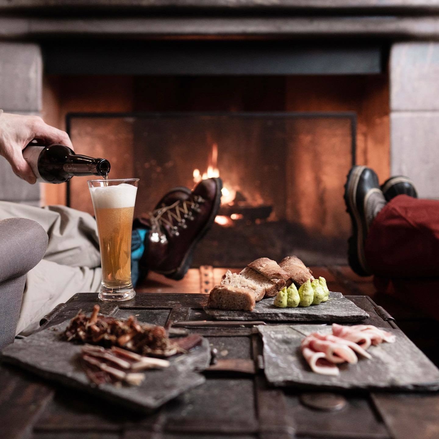 Etter dagens aktiviteter drømmer man om peiskos i hytta med nære og kjære... Galleribilde