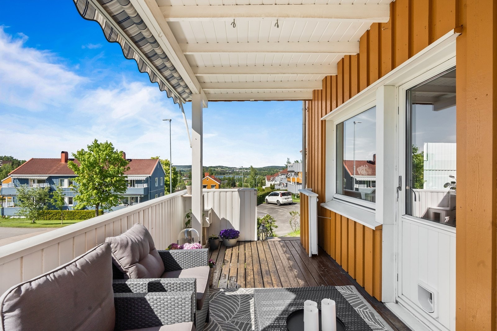 Terrassen har fin utsikt og gode solforhold, og det er bygd trapp ned til hagen, som er del av borettslagets fellesareal. Galleribilde