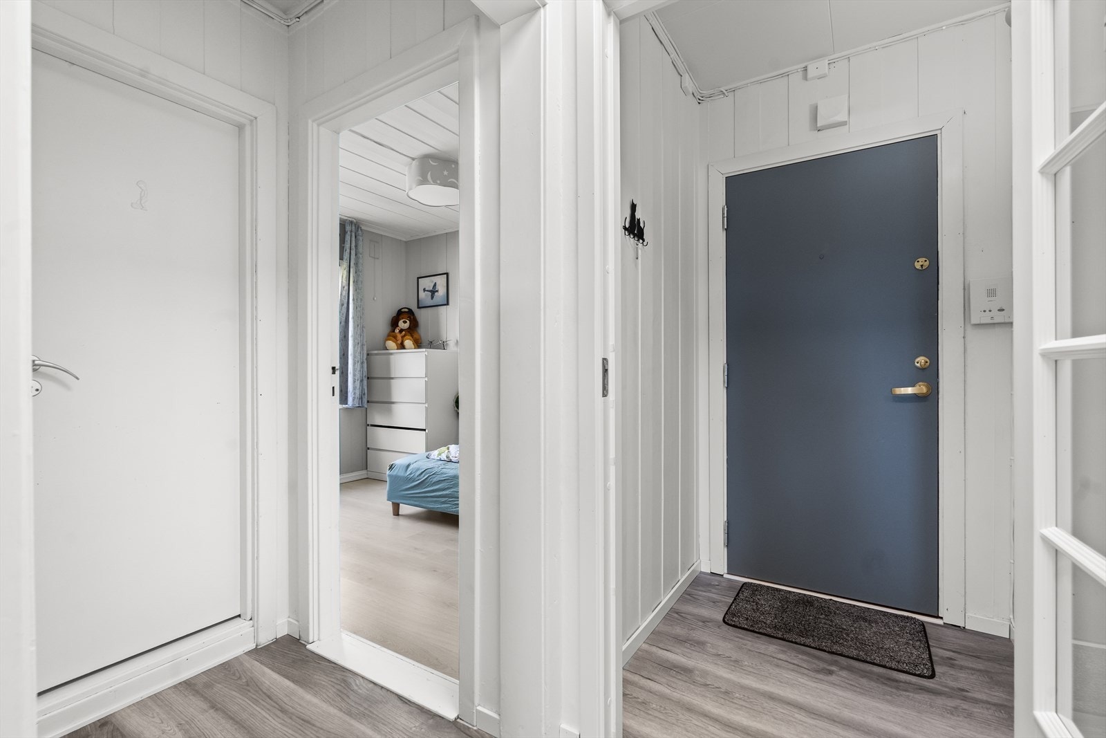 Entréen har laminat på gulvet og veggene er malt i lyse toner. Galleribilde