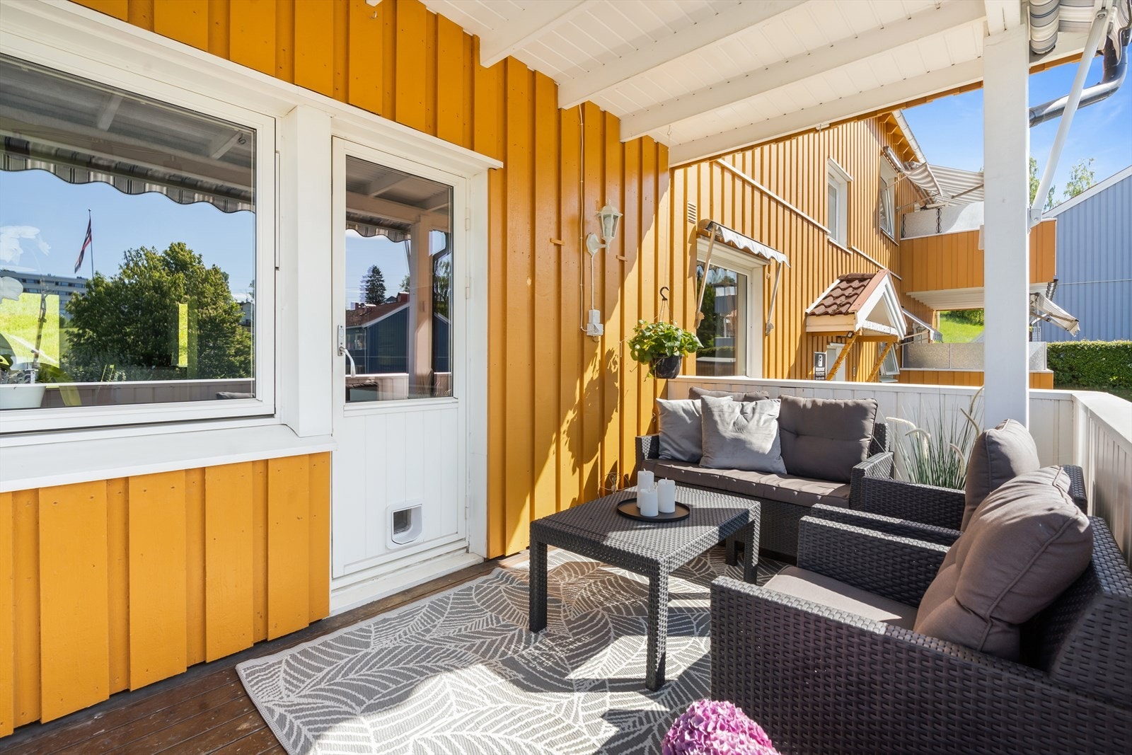 Fra stuen er det utgang til herlig terrasse på ca. 10 m². Galleribilde