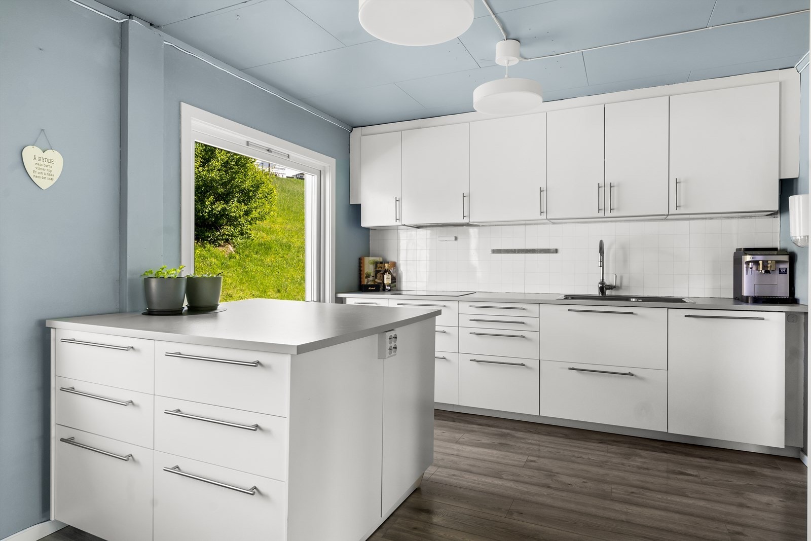 Det ble også satt inn ny kjøkkeninnredning fra ikea. Et drømmekjøkken for de som bruker mye tid på kjøkkenet. Galleribilde